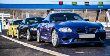 Luxuslimousine und Sportwagen auf der Straße – Autoexport aus Kiel