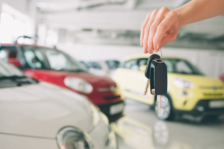 Auto an Privatperson oder Händler verkaufen – Welche Steuern fallen an?